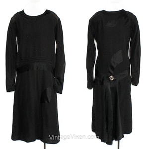1920s Seidenkleid - Original 20s Flapper Gehrock mit Art Deco Säbel Applikationen - Schwarzer Satin & Crepe, Drop Waist, abgerundeter Saum - Größe 6 Büste 34