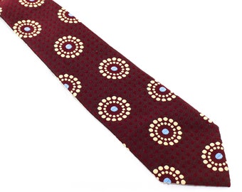1970s Red Men&#39;s Tie - Maroon Medallion Pattern Brocade Wide Necktie - 70s Mens Neckwear - Polyester Circles - Kitschy 70&#39;s NOS Deadstock
