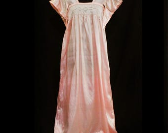 Großes antikes Nachthemd mit französischer Knotenstickerei - 1900er 1910er Ästhetische Bewegung Rosa Seidenchemise Flatternde Wäsche - Büste 37.5