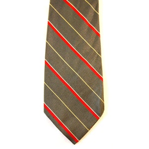Men's 70s Tie - 1970s Pewter Gray & Red Striped Necktie - 70's Grey Mens Neckwear - Satin Wide Width Tie - Diagonal Stripes - 37145