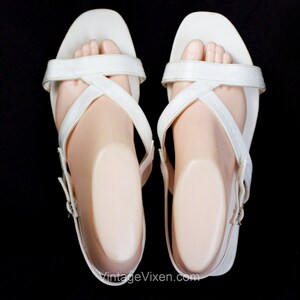 Sandales blanches des années 1960 - chaussures d'été taille 8 jamais portées - claquettes de plage sexy à lanières avec bride arrière à boucle par Pretties - cadavres d'animaux NOS des années 60
