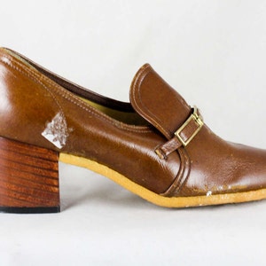 FINAL SALE Size 6 Brown Shoes - Faux Leather Pumps - Metal Bits - Unfortunate Condition - 6M Retro 1970s Caramel Hipster - As Is Deadstock