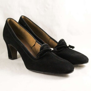 Size 8 Black Shoes - Chic 1960s Audrey Style Suede Pumps - Unworn 8AA Narrow Mod Shoes - Modernist Bows - Gorgeous 60s NOS Deadstock