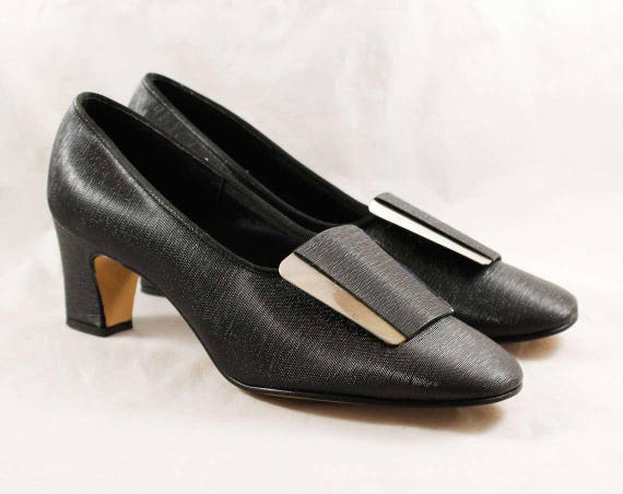 black pumps size 6
