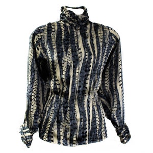 Rozmiar 10 Szara jedwabista bluzka - 1980s Indigo Blue Satin Long Sleeve Shirt - Lekka bluzka z lejącego materiału Odzież biurowa z lat 80. - Nadruk w stylu piórkowym