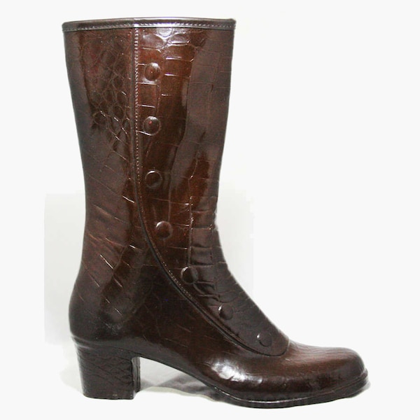 Botas tamanho 5 inspiradas na era vitoriana - Botões falsos Trompe L'Oeil - Sapatos de borracha marrom com estampa de réptil dos anos 60 - Forro felpudo - Nunca usado NOS Deadstock