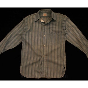 Shirt jaren 30 jongens - authentieke werkkleding jaren 30 - maat 14 - blauw gestreept katoen - overhemd met lange mouwen - dode inventaris uit tijdperk van depressie - borst: 32