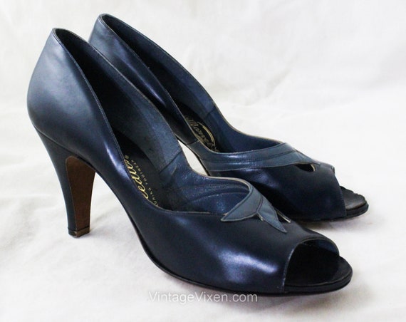 1940s Blue Shoes - Navy Two Tone WWII Leather Pum… - image 1