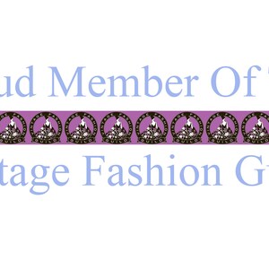 Puede incluir: Una pancarta morada con el texto "Proud Member Of The Vintage Fashion Guild" en letras azules. La pancarta est&aacute; decorada con un patr&oacute;n repetido de logotipos en blanco y negro.