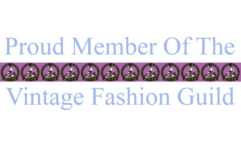 Puede incluir: Una pancarta morada con el texto "Proud Member Of The Vintage Fashion Guild" en letras azules. La pancarta est&aacute; decorada con un patr&oacute;n repetido de logotipos en blanco y negro.