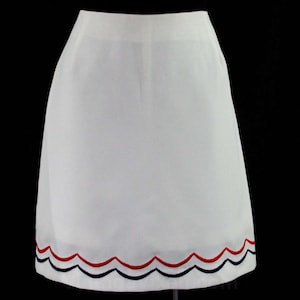 1960s Mini Skirt - White Pique & Scalloped Embroidery - 60s Summer Sport Mod Casual - Red Navy Blue Medium Deadstock - Size 10 Waist 29