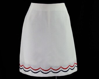 Minijupe des années 1960 - piqué blanc et broderie festonnée - sport d'été des années 60 mod casual - stock preppy rouge bleu marine - taille 10 taille 28