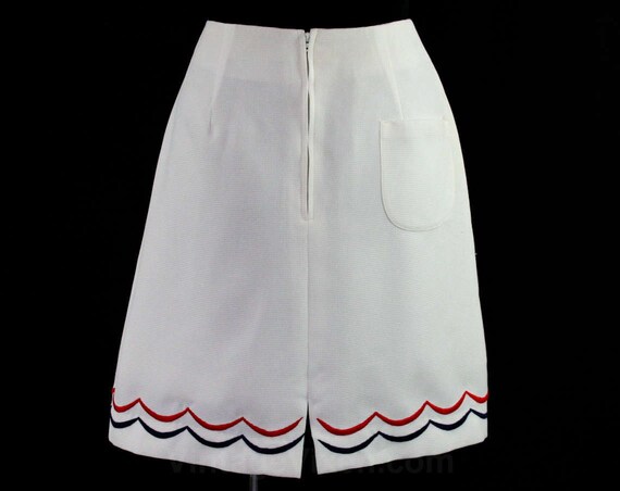 1960s Mini Skirt - White Pique & Scalloped Embroi… - image 4