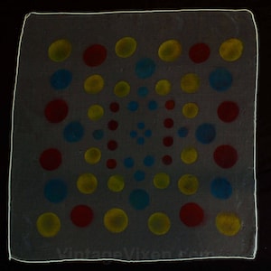 Bufanda transparente de estilo moderno de los años 60: lunares sobre gasa blanca escarchada para peinados con volumen: lunares geométricos en rojo, amarillo y azul, 27 pulgadas cuadradas