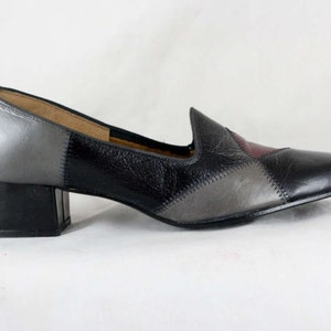 Chaussures mod des années 1960 - escarpins en cuir patchwork taille 6 - écussons surpiqués pointus noir gris et marron - style secrétaire chic - cadavres d&#39;animaux des années 60
