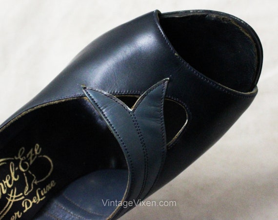 1940s Blue Shoes - Navy Two Tone WWII Leather Pum… - image 3