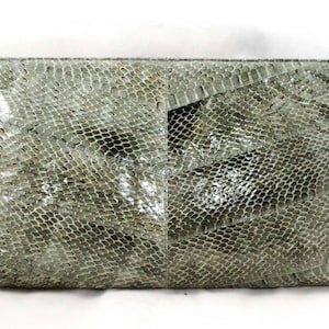 Bolso de mano de piel de serpiente gris de los años 80 - Bolso tipo sobre de los años 80 - Hermoso bolso de piel de serpiente gris con cierre de cremallera de Felipe - Elegante diseño de chevron - 48227