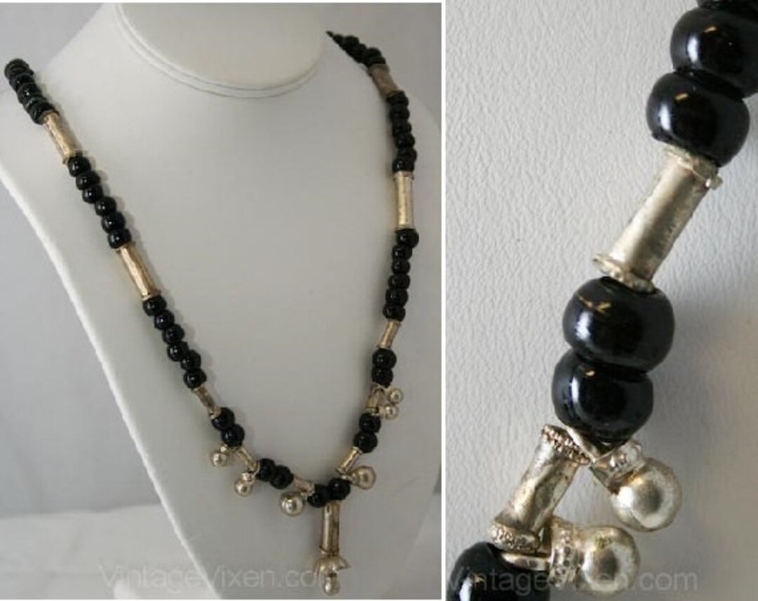 Collier bohème des années 1960 en verre noir et grelots fabriqué