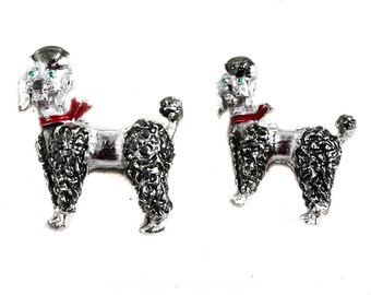 Broches de caniche de los años 50 - Par de broches vintage de los años 50 con motivos de perros - Adorables broches de metal plateado, negro, rojo y verde - Dos caniches franceses de los años 60