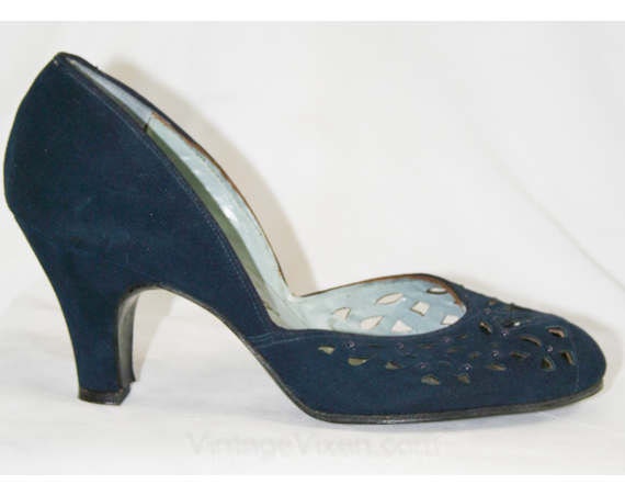 navy pumps size 4
