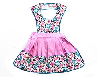 Delantal infantil de los años 50 color lavanda con flores de margarita - Delantal de algodón estilo años 50 - Tallas para niñas de 6 a 8 años - Morado, azul turquesa y blanco - Ribete de zigzag