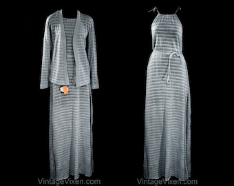 Puede incluir: Conjunto de dos piezas a rayas grises y un vestido largo con cuello halter a rayas grises. El conjunto de dos piezas incluye una rebeca de manga larga y una falda larga a juego. El vestido halter tiene cintura con cordón y tirantes. Ambos sobre fondo negro.