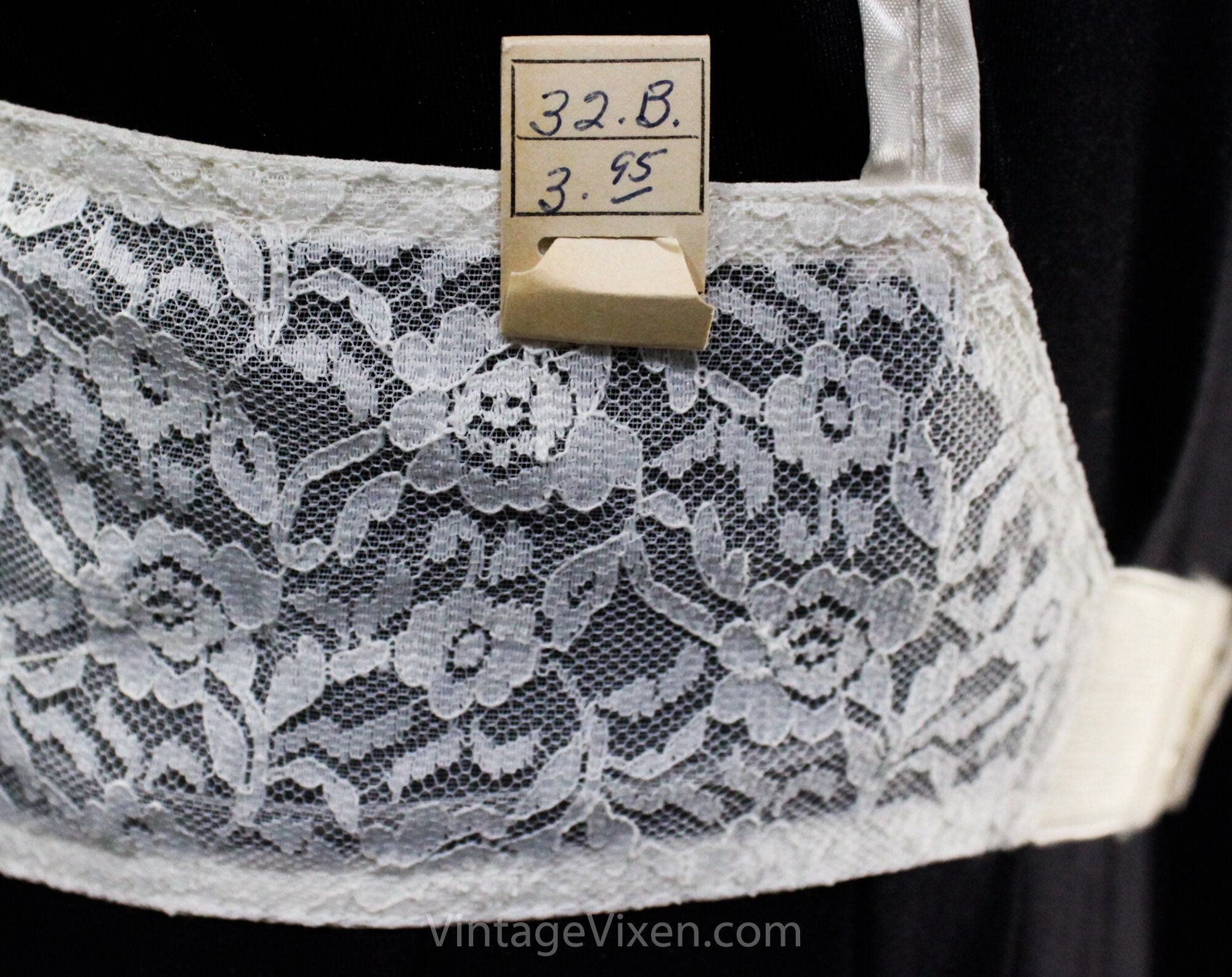 Vintage 1940's Bullet Bra. Off White Spider Web Cotton Bra. Exquisite Form,  Stand Out Bra, Size 32B