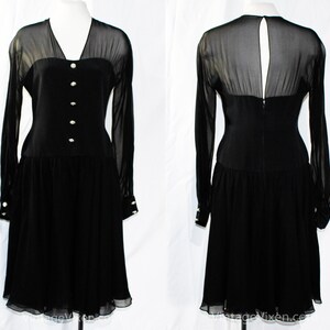 Size 2 Designer Dress - Posh Black Silk Formal Cocktail by Adele Simpson - Eleganter Crepe, Schiere Chiffon & glitzernde Strasssteine - Büste 32,5
