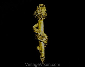 Épingle de style médiéval - Broche en forme de lance dramatique des années 1950 60 - Armement inspiré du Moyen Âge - Bijoux thème fantaisie des années 50 - Teinte dorée