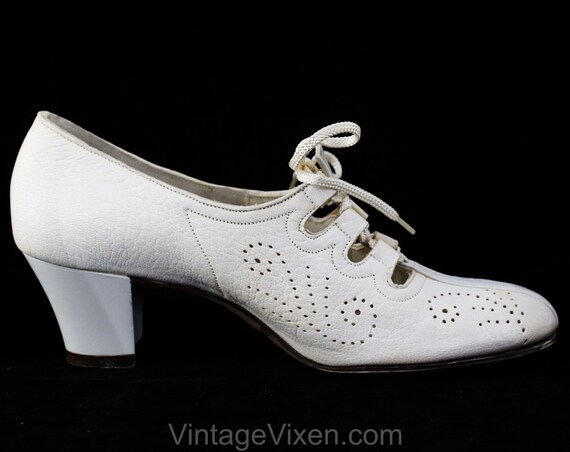 Size 7 White Oxford Shoes with Lace-Up & Flourish