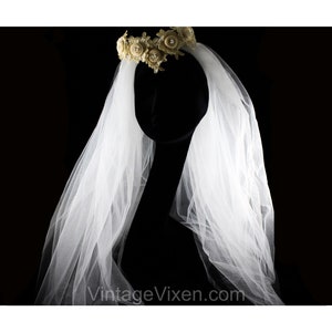 Elegant 1950s 60s Bridal Veil in Swirled Roses & Ecru Lace with Four Layers of White Tulle - Vintage Wedding Wear - Bride&#39;s Shoulder Length