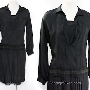 Kleines 20er Jahre Kleid - Original 20er Jahre Flapper Frock mit Art Deco Ziernähten - Dunkelblauer Seidenkrepp - Faltenrock mit tiefer Taille - Größe 6 - 34