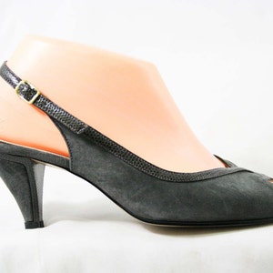 30s Style Sandals - Size 8 1/2 M - Gray Suede 1970s Shoes - Grey High Heels - Faux Snake - Peep Toe - Hush Puppies - 8.5 - 70s 80s Deadstock