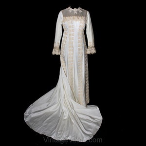 Size 8 Wedding Dress - Antique Inspired 1960s Bridal Gown with Extravagant Daisy Lace & Detachable Train - 60s Deadstock - NWT - 36372