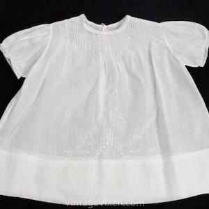 1900s 1910s Infant&#39;s Dress - Size 6 Months Baby Frock - White Organdy with Tucks & Tiny Embroidered Daisies - Antique Baby Dress - Hand Sewn