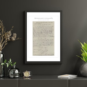 Könnte beinhalten: Ein schwarz-weiß gerahmter Druck eines handgeschriebenen Briefes von Bernhard Riemann, einem deutschen Mathematiker, mit dem Titel "Die Zeta-Funktion (1859)". Der Brief enthält mathematische Formeln und Text in deutscher Sprache.