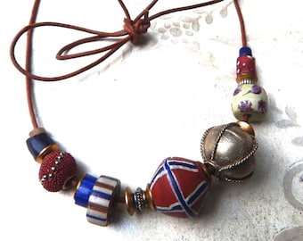 Collar veneciano de cuentas millefiori, joyería bohemia con cordón de cuero