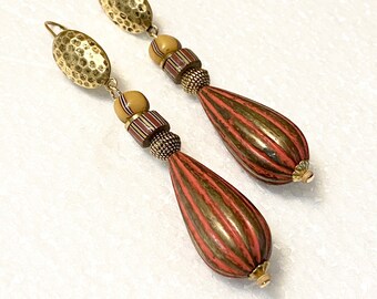 Pendientes colgantes bohemios, cuentas africanas vintage, hechos a mano.