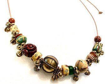 Collar veneciano de cuentas millefiori con cascabeles, joyería hippie