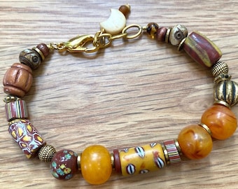 Pulsera vintage de cuentas con dije de luna, madera y oro antiguo
