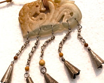 Colgante de jade chino tallado antiguo en cordón de cuero, campanas de plata plateadas chinas antiguas, envío gratis a EE. UU.