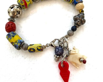 Pulsera de cuentas Boho Trade con detalles plateados y dijes colgantes