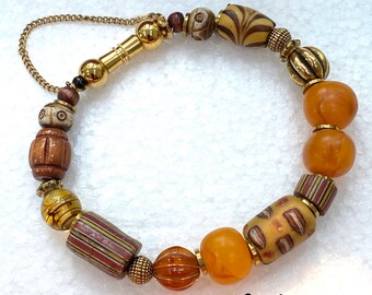 Pulsera de cuentas con cuentas de resina y cierre magnético. Hecha a mano en EE. UU.