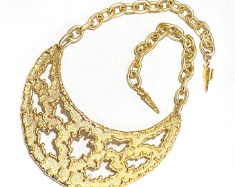 Collar babero vintage brutalista en tono dorado, firmado por JOMAZ