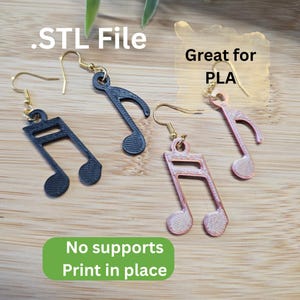 Puede incluir: Dos pares de pendientes de nota musical impresos en 3D. Un par es negro y el otro es rosa. Los pendientes se imprimen en su lugar y no requieren soportes. El texto de la imagen dice '.STL File' y 'Great for PLA'.