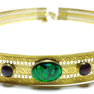 Coroa de latão gravada: guerreiro renascentista, pedras e conchas