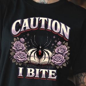 Puede incluir: Un juego de tres tazas de cerámica con un acabado mate moteado. Las tazas son de color crema, gris claro y gris oscuro. Cada taza tiene un diseño simple y minimalista.