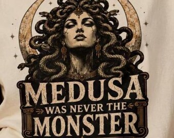 Shirt Medusa Was Never The Monster, feministisch T-shirt uit de Griekse mythologie