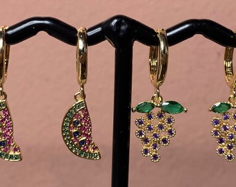 Brincos de argola folheados a ouro com strass em formato de frutas: limões, melancias, cerejas e uvas.