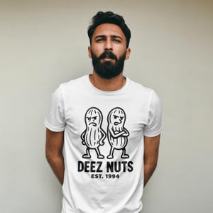 Deez Nuts T-shirt Fånig skämt T-shirt Quirky Meme-gåva Omogen humor Dessa nötter Stötande Kvickt talesätt Meme-kläder Unisex Bomull